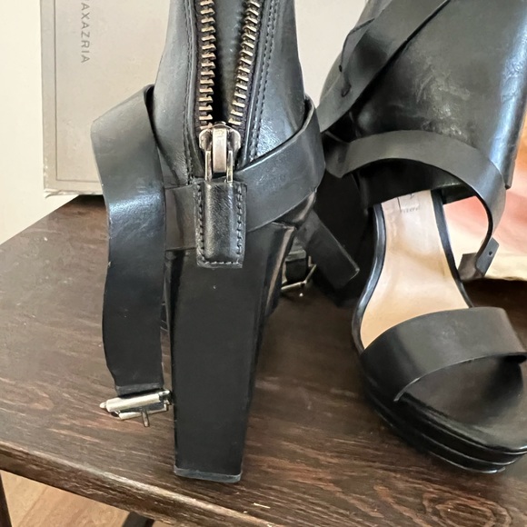 BCBG black leather sandals 6M - Picture 2 of 11